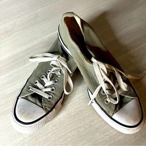 Converse Chuck Taylor All Stars.  The original Converse size.Mens 5 women’s 7
